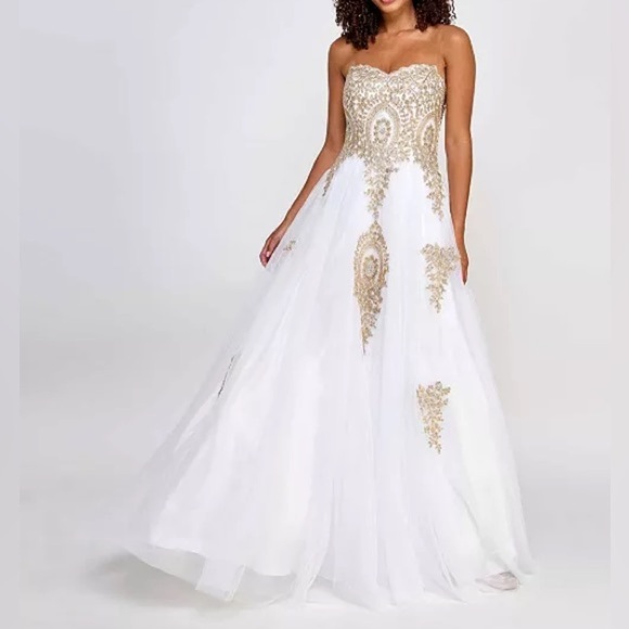 Say Yes
Juniors' Strapless Embellished Ballgown - Picture 1 of 10